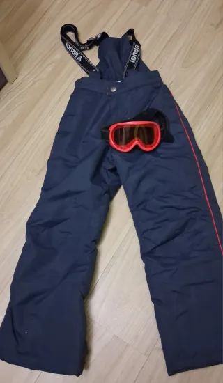 Pantalón y gafas de esquí con tirantes.