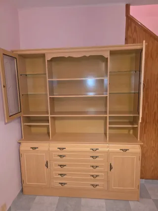 Vitrina de salón de madera y cristal