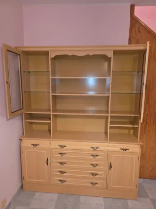 Vitrina de salón de madera y cristal