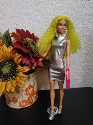 Muñeca Barbie pelo verde y vestido plateado