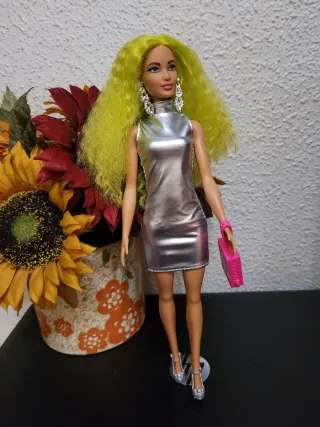 Muñeca Barbie pelo verde y vestido plateado