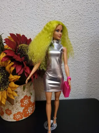 Muñeca Barbie pelo verde y vestido plateado