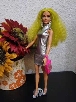 Muñeca Barbie pelo verde y vestido plateado