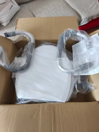 Elevador WC para adultos con reposabrazos.