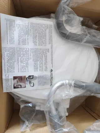 Elevador WC para adultos con reposabrazos.