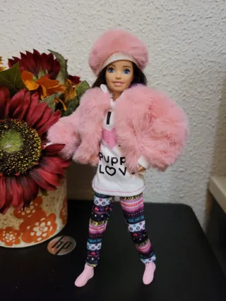 Muñeca Barbie con abrigo rosa y gorro