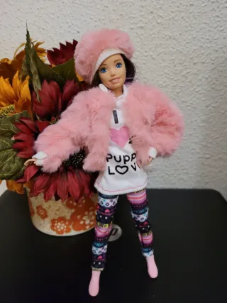 Muñeca Barbie con abrigo rosa y gorro