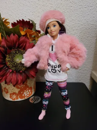 Muñeca Barbie con abrigo rosa y gorro