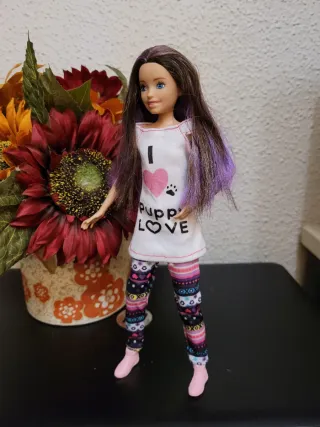 Muñeca Barbie con abrigo rosa y gorro