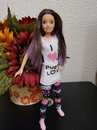 Muñeca Barbie con abrigo rosa y gorro