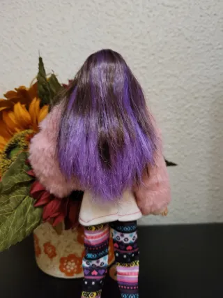 Muñeca Barbie con abrigo rosa y gorro