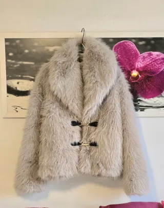 Cappotto pelliccia sintetica beige alamari