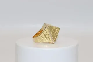 SELLO PIRAMIDE. Oro 18k.