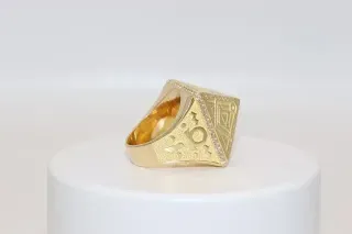 SELLO PIRAMIDE. Oro 18k.