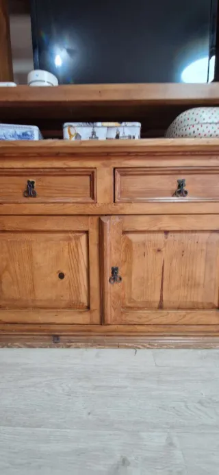 Mueble de madera de pino