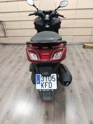 Kymco 350cc Superdink Maxi Scooter Roja