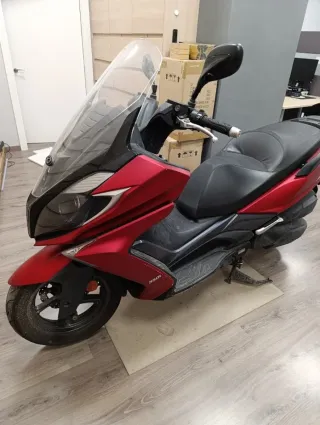 Kymco 350cc Superdink Maxi Scooter Roja