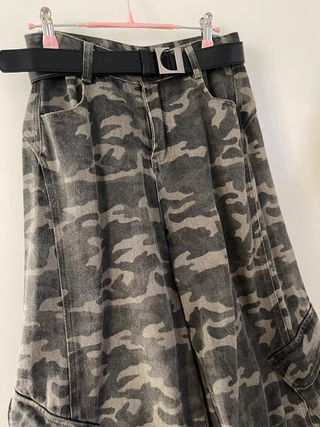 Pantalones cargo camuflados anchos