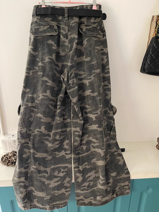 Pantalones cargo camuflados anchos