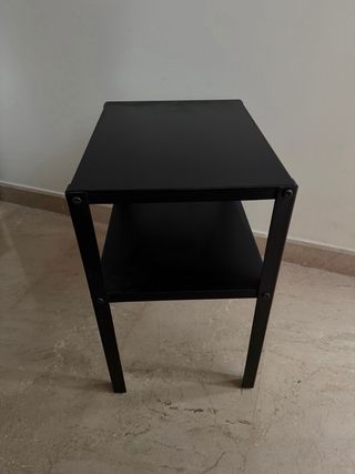 Mesita auxiliar KNARREVIK Ikea negra