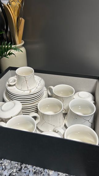 Elegante Juego de Café Estilo Mármol Blanco y Oro