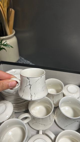 Elegante Juego de Café Estilo Mármol Blanco y Oro