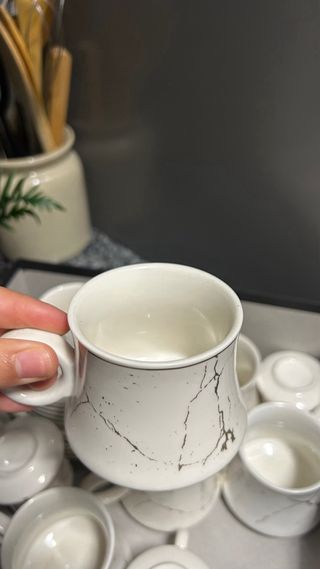 Elegante Juego de Café Estilo Mármol Blanco y Oro