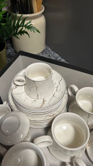 Elegante Juego de Café Estilo Mármol Blanco y Oro