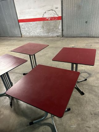 Mesas de terraza rojas y grises (5 ) a 15 cada