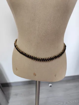 Collar y cinturón dorado y negro