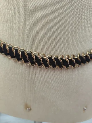 Collar y cinturón dorado y negro