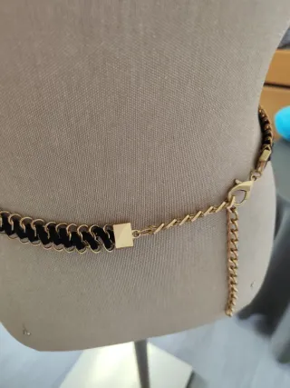 Collar y cinturón dorado y negro