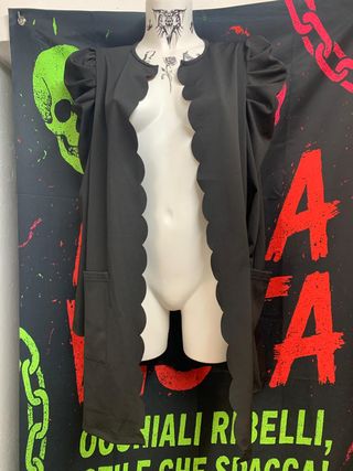 Giacca moda nera con maniche a sbuffo