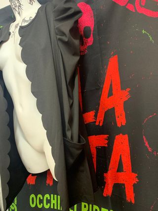 Giacca moda nera con maniche a sbuffo