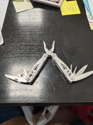 Herramienta multiusos plateada