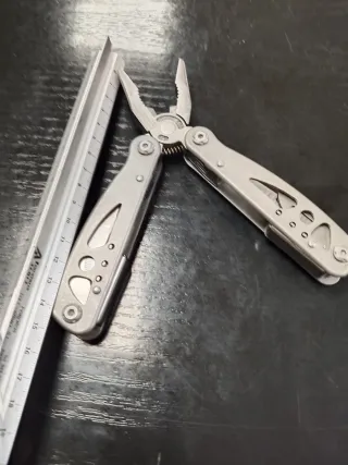 Herramienta multiusos plateada