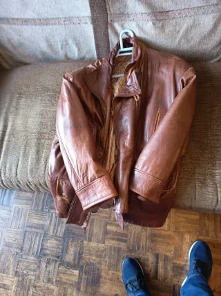 Cazadora de cuero marrón