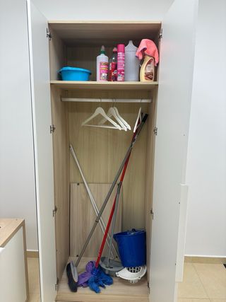 Armario madera y blanco