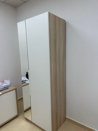 Armario madera y blanco