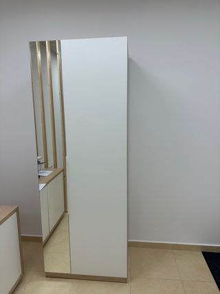 Armario madera y blanco