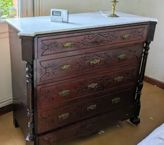 Cómoda estilo catalán con sobre de mármol