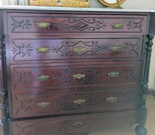 Cómoda estilo catalán con sobre de mármol