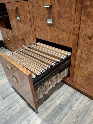 Librería con archivadores de madera de raíz