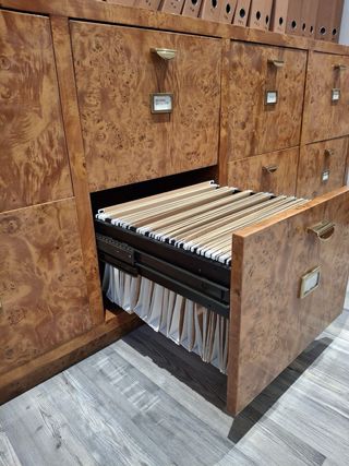 Librería con archivadores de madera de raíz