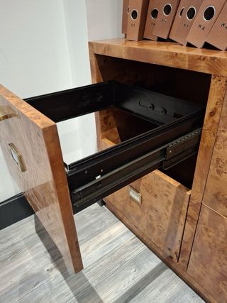 Librería con archivadores de madera de raíz