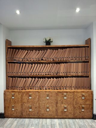 Librería con archivadores de madera de raíz