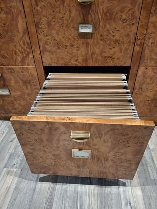 Librería con archivadores de madera de raíz