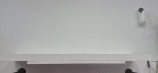 Estantería de madera blanca