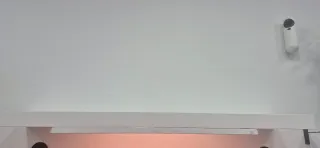 Estantería de madera blanca