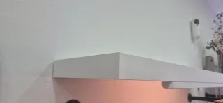 Estantería de madera blanca